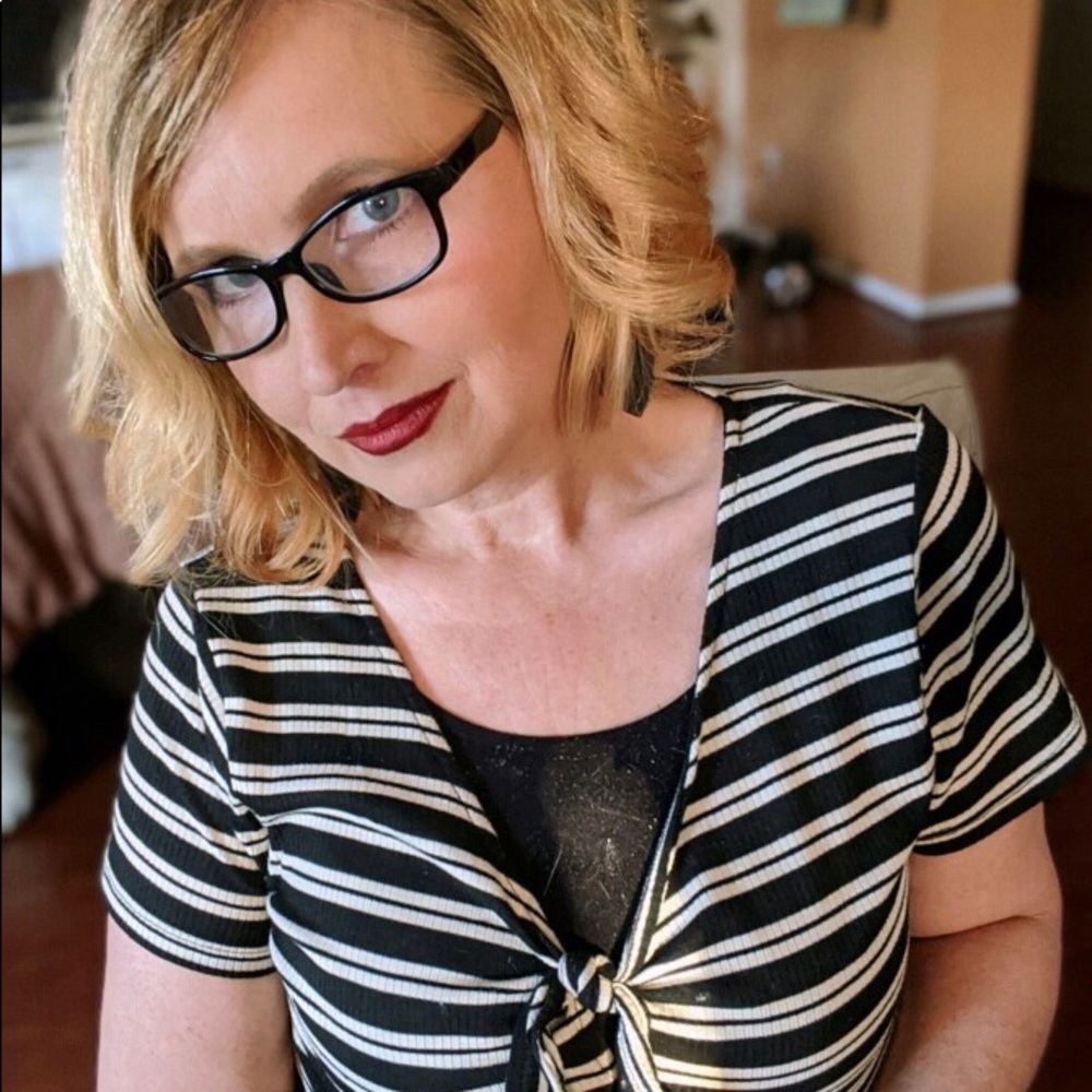 Meet your Posher, Lora